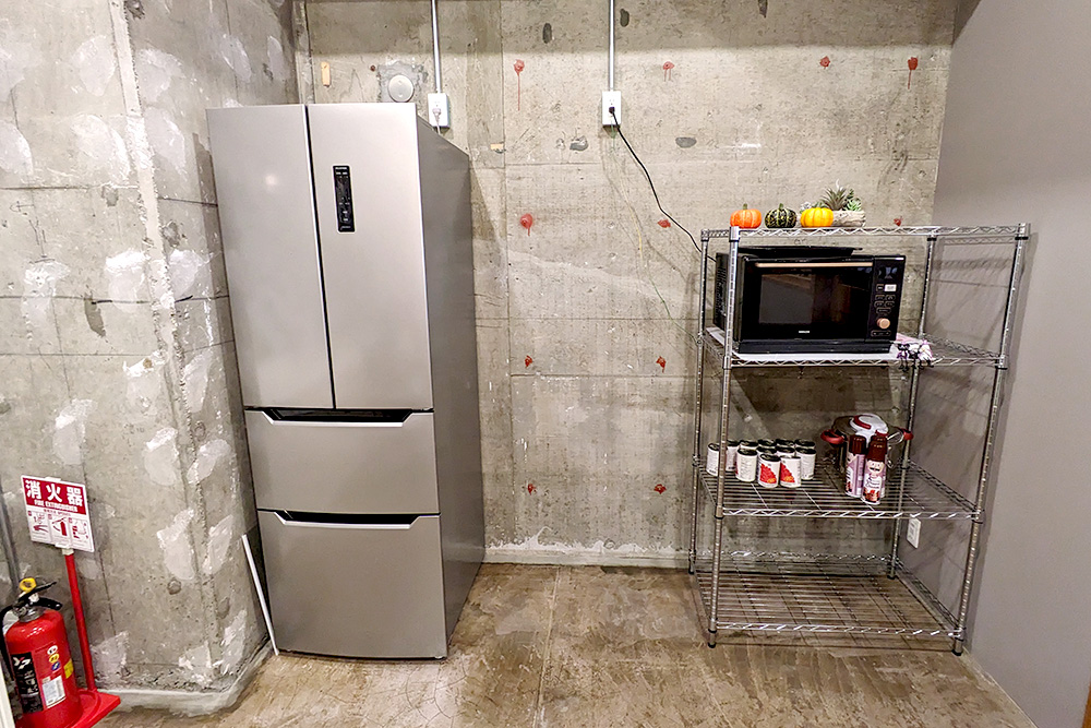 レンタルスペースの大型冷蔵庫、電子レンジ。みずほ台のレンタルスペース